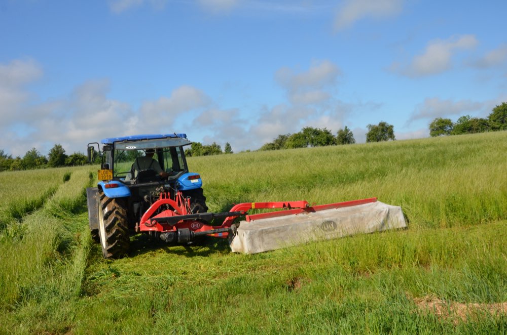 Sekání louky traktorem New Holland